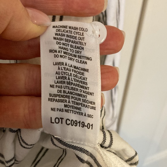 EUC Tahari long sleeve vertical striped button up blouse/shirt. Size large. - Picture 7 of 7